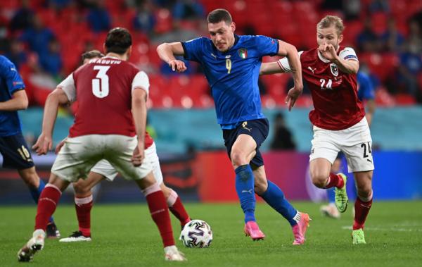 Italia Vs Austria 2 Striker Italia Andrea Belotti versus Austria di babak 16 Besar Euro 2020. Foto: Reuters