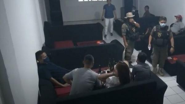 Karaoke Di Ciputat Nunung Petugas gabungan merazia tempat karaoke di kawasan Ciputat, Tangerang Selatan, Sabtu (26/6/2021). (Foto: Nunung Purnomo).