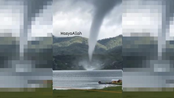 Angin puting beliung yang terekam kamera Angin puting beliung yang terekam kamera terjadi di Danau Diateh, Solok, Sumbar (Instagram)