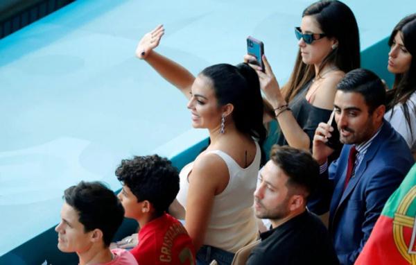Georgina Rodriguez 1 Georgina Rodriguez mendukung Cristiano Ronaldo saat Portugal jumpa Belgia di Euro 2020. (Foto: The Sun)