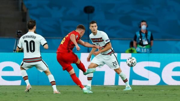 gol belgia t hazard Gelandang Serang T Hazard saat mencetak gol dengan lesatan indah di penghujung babak pertama Belgia vs Portugal di babak 16 besar Piala Eropa 2020. (Foto: Twitter/Euro2020)