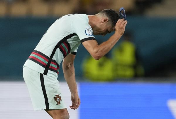 Ronaldo Rasa frustasi tak bisa disembunyikan Cristiano Ronaldo usai Portugal tersingkir dari Euro 2020. Ronaldo membanting ban kaptennya. (foto: Reuters)