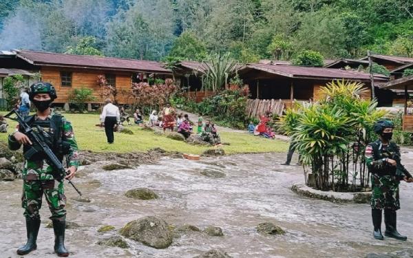 Personel Satgas Pamrahwan Yonif 315/Garuda berjaga di depan GKIP Beanekogom, Distrik Tsinga, Kabupaten Mimika, Papua. (Foto: Satgas Yonif 315/Garuda)
