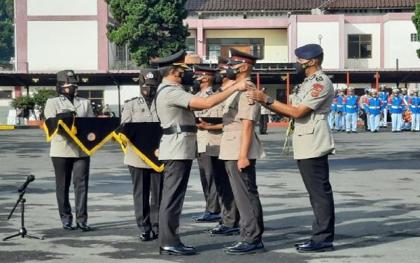 Kapolda Jabar Irjen Pol Ahmad Dofiri menyematkan tanda pangkat bripka kepada bintara remaja yang lulus Pendidikan Bintara Polri Tahun 2020/2021 di SPN Polda Jabar, Cisarua, Lembang, KBB. (Foto: Humas Polda Jabar)