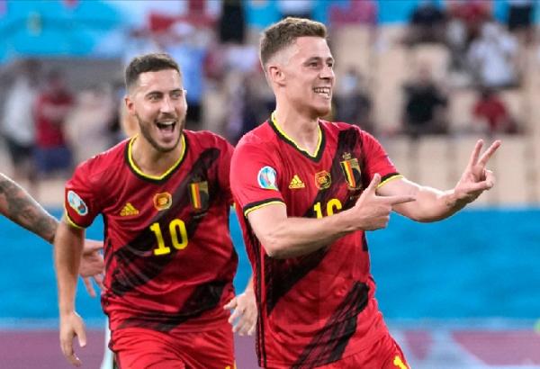 Thorgan Hazard Winger Belgia Thorgan Hazard (depan) terpilih sebagai pemain terbaik laga Belgia kontra Portugal di babak 16 besar Euro 2020. (foto: Reuters)