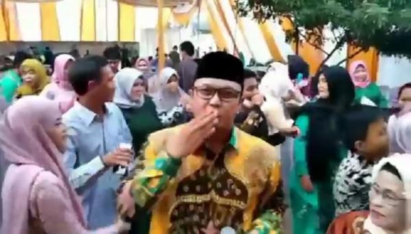 Tangkapan layar Wakil Bupati Lampung Tengah Ardito Wijaya saat berjoget di pesta pernikahan. (Foto: Andres Affandi)