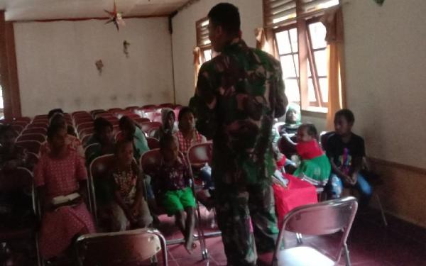 Personel Yonif 315 Garuda Mengajar Sekolah Minggu di Gereja GKIP Beanekogom