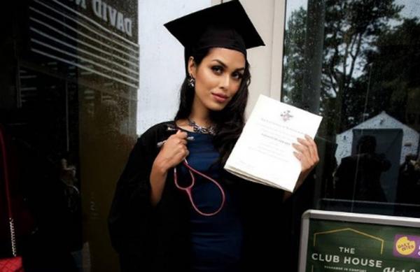 Bhasha Mukherjee 1 Inggris versus Jerman pada babak 16 Besar Euro 2020 di Wembley, Selasa (29/6/2021) malam WIB. Dokter seksi asal India, Bhasha Mukherjee mengirim pesan khusus un