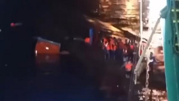 Proses evakuasi Kapal Motor Penumpang (KMP) Yunicee yang tenggelam, Selasa (29/6/2021) malam. (Foto: MPI/Chusna M)