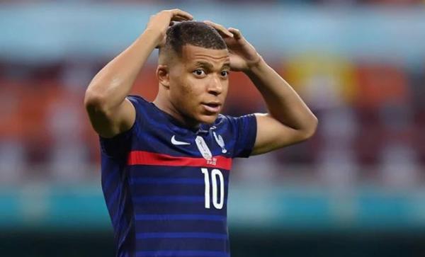 Kylian Mbappe 5 Striker Timnas Prancis Kylian Mbappe merana usai gagal penalti ke gawang Swiss. (Foto: Give Me Sport)
