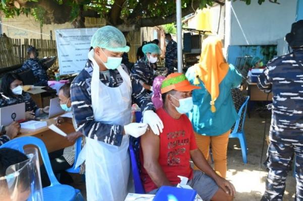 Personel TNI AL dari Lantamal VIII melaksanakan vaksinasi gratis di sejumla desa pesisir di Sulut. (Foto: ANTARA)