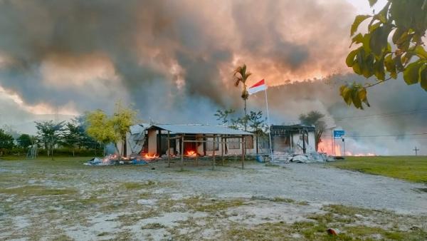 Massa membakar sejumlah perkantoran, fasilitas pemerintah dan umum di Kabupaten Yalimo, Selasa (29/6/2021). (Foto: MPI/Omega Batkorumbawa)
