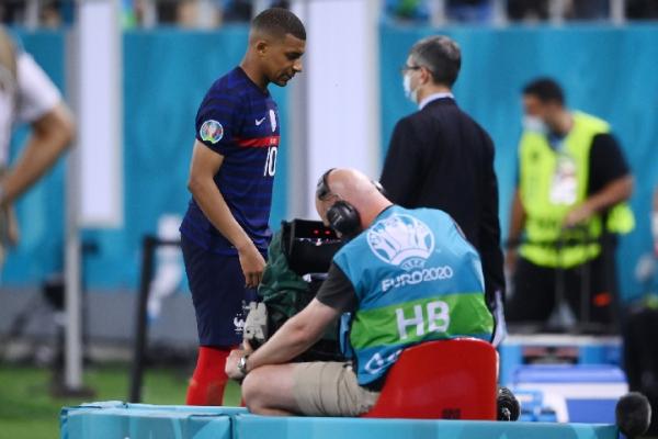 Mbappe jalan sendiri ke lorong stadion usai gagal mengeksekusi penalti lawan Swiss (foto: Reuters)