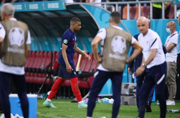 Kylian Mbappe gagal eksekusi penalti lawan Swiss (foto: Reuters)