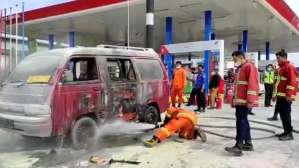 Mobil di Bandarlampung terbakar di depan SPBU. Mobil diduga timbun BBM (Andres Afandi/MNC Portal))