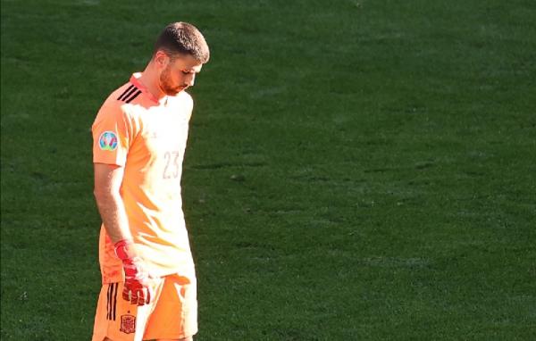 Unai Simon Kiper Timnas Spanyol, Unai Simon menjadi sorotan dalam laga Kroasis vs Spanyol pada babak 16 besar Euro 2020 karena membuat blunder konyol. (foto: Reuters)