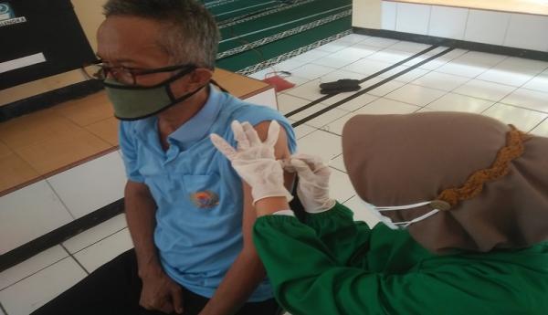 Vaksinasi Warga Binaan Salah satu warga binaan Lapas Kelas II B Majalengka saat mendapat vaksin Covid-19. (Foto: MPI/Inin Nastain)