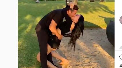 Lucinta Luna lagi-lagi pamer kemesraan berciuman dengan pacar bulenya. (Foto: Instagram)