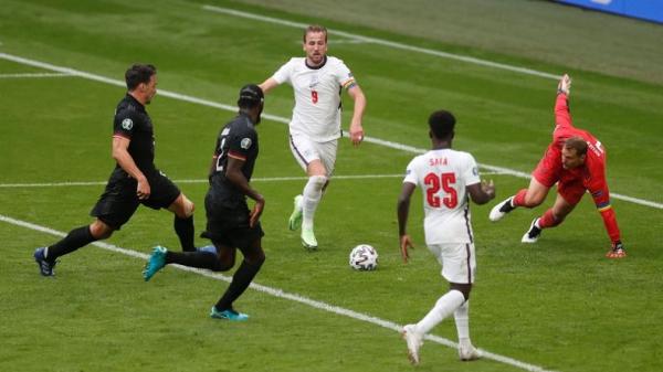 Inggris Jerman Momen Harry Kane gagal mencetak gol saat mendapatkan peluang emas di laga Inggris vs Jerman. (Foto: Reuters)