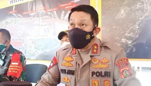 Kapolda Bali Irjen Pol Putu Jayan Danu Putra menjelaskan data manifes KMP Yunicee di Pelabuhan Gilimanuk, Rabu (30/6/2021). (Foto: iNews.id/Nyoman Sudika)