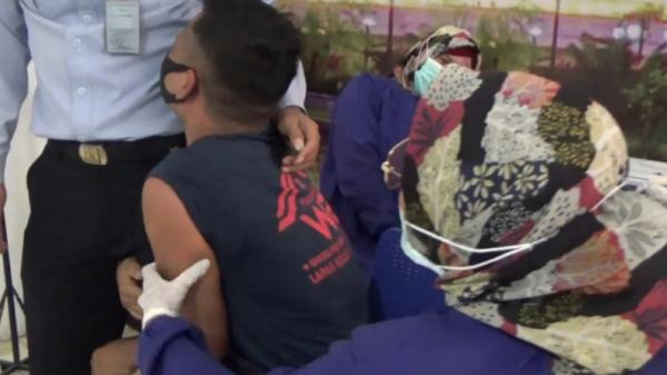 Napi kekar Lapas Payakumbuh, Sumbar teriak-1 Napi kekar Lapas Payakumbuh, Sumbar teriak histeris saat disuntik vaksin Covid-19 (Agung Sulistyo/MNC Portal)