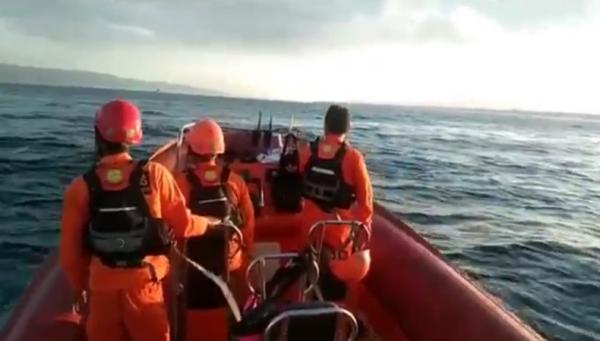Pencarian Korban KMP Yunicee Tim gabungan melanjutkan pencarian penumpang hilang KMP Yunicee yang belum ditemukan hingga Rabu (30/6/2021). (Foto: iNews/Nyoman Sudika)