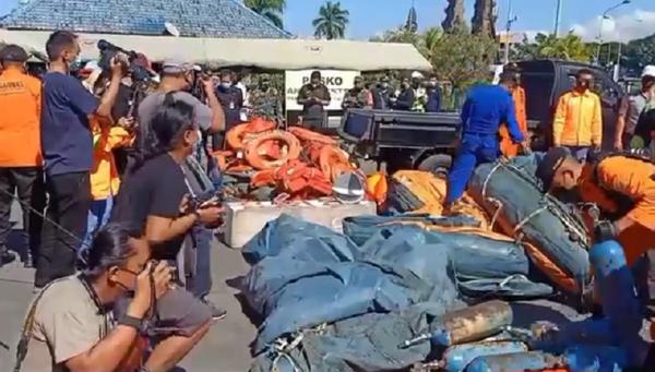 Posko pencarian KMP Yunicee di Pelabuhan Gilimanuk, Kabupaten Jembrana, Bali. (Foto: iNews.id/Nyoman Sudika)