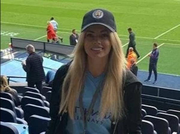 Vlada Sedan Vlada Sedan memakai jersey Manchester City (foto: The Sun)