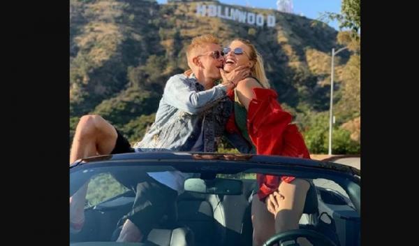 Zinchenko Zinchenko dan Vlada Sedan di atas mobil (foto: The Sun)