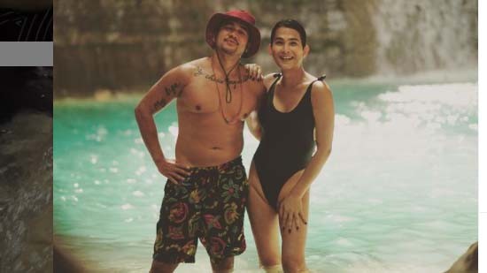 Potret Oscar Lawalata seksi mengenakan swimsuit menuai pujian. (Foto: Instagram)