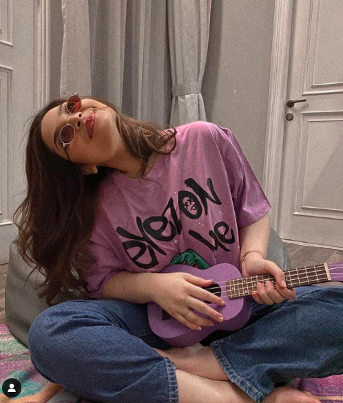 Screen Shot 2021 07 01 At 10 15 51 Potret cantik Nadira Adnan putri artis lawas era 1980-an Enny Beatrice. (Foto: Instagram)