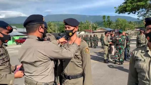 Sebanyak 65 personel kepolisian yang bertugas memburu jaringan teroris MIT pimpinan Ali Kalora mendapat hadiah kenaikan pangkat satu tingkat lebih tinggi, di HUT ke-75 Bhayangkara. (Foto: Istimewa)