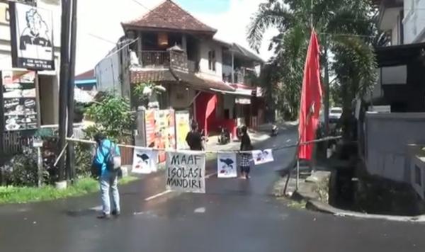 Jalan Gatot Subroto VI, Desa Dauh Puri Kaja, Denpasar Utara ditutup karena 20 orang positif Covid-19. (Foto: iNews/Indira Arri)