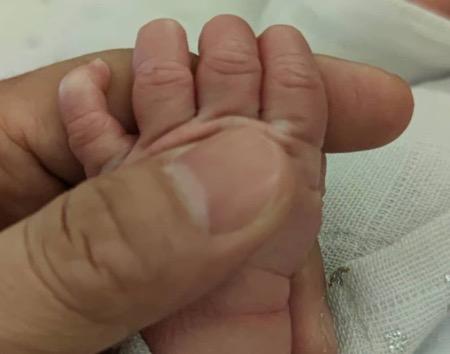 Unggahan Arie Andika saat istrinya melahirkan.