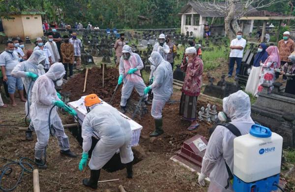 pemakaman pasien Covid-19 dengan protokol kesehatan. (Foto: istimewa)
