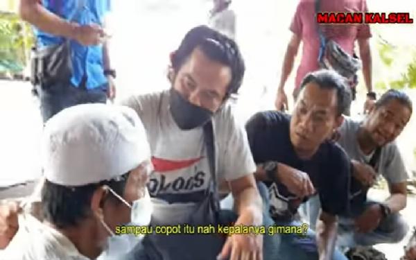 Tangkapan layar pelaku mutilasi di Banjarmasin berinisial HP (40) saat diinterogasi (Foto: YouTube/Macan Kalsel)