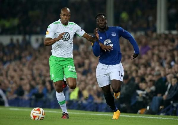 Naldo (putih) saat bermain di Wolfsburg (foto: Sportskeeda)