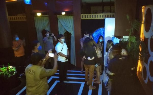 Petugas gabungan merazia tempat pijat dan spa di Serpong, Tangsel yang nekat beroperasi di masa PPKM mikro. (Foto: Istimewa)