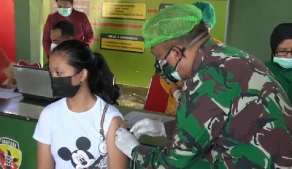 Vaksinasi untuk anak-anak usia 12-17 tahun di Denpasar, Bali, Jumat (2/7/2021). (Foto: iNews/Indira Arri)