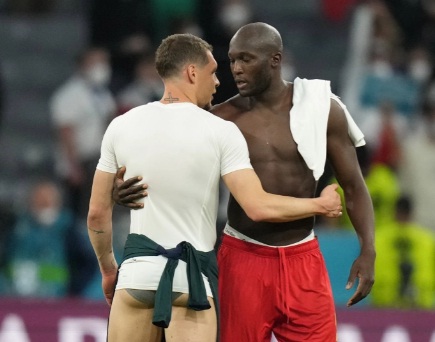 Belgia Vs Italia 10 Para pemain Italia berselebrasi sambil membuka celana usai lolos semifinal Euro 2020. (Foto: EPA)