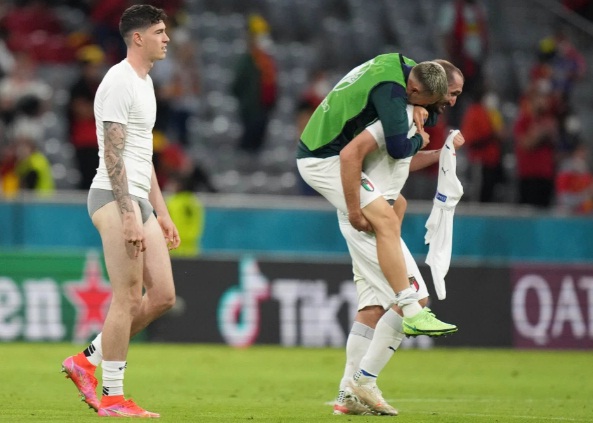 Belgia Vs Italia 7 Para pemain Italia berselebrasi sambil membuka celana usai lolos semifinal Euro 2020. (Foto: EPA)