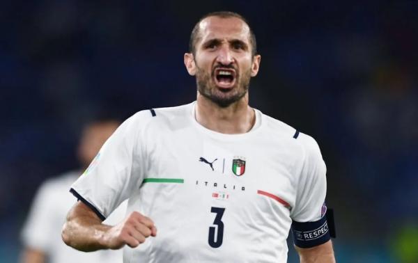Giorgio Chiellini Wajah Bek Italia Giorgio Chiellini digebok gelandang Belgia Kevin De Bruyne. (Foto: Give Me Sport)