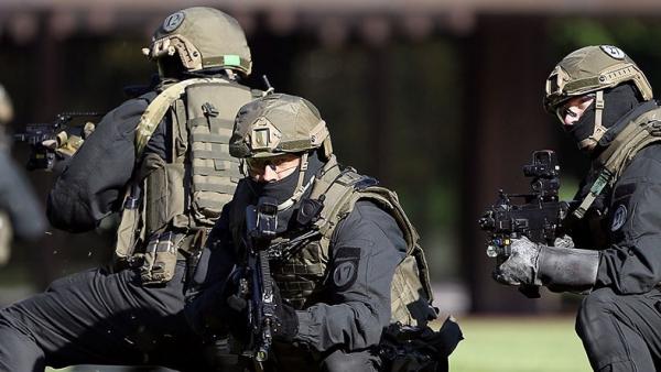 Pasukan elite Polisi Federal Jerman GSG-9 berlatih operasi penanggulangan teror. (Foto: RT).