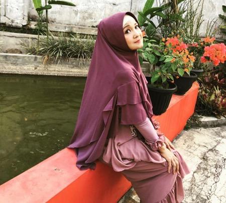 Itje Trisnaw Itje kini berhijab.