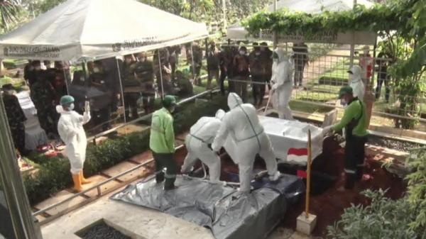 Pemakaman Rachmawati Putera Jenazah Rachmawati Soekarnoputri dimakamkan di Tempat Pemakaman Umum (TPU) Karet Bivak, Jakarta Pusat, Sabtu (3/7/2021). (Foto: Istimewa).