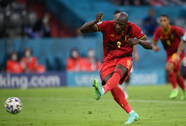 Romelu Lukaku Striker Belgia Romelu Lukaku merobek gawang Italia via penalti di perempat final Euro 2020 (Foto: Reuters)