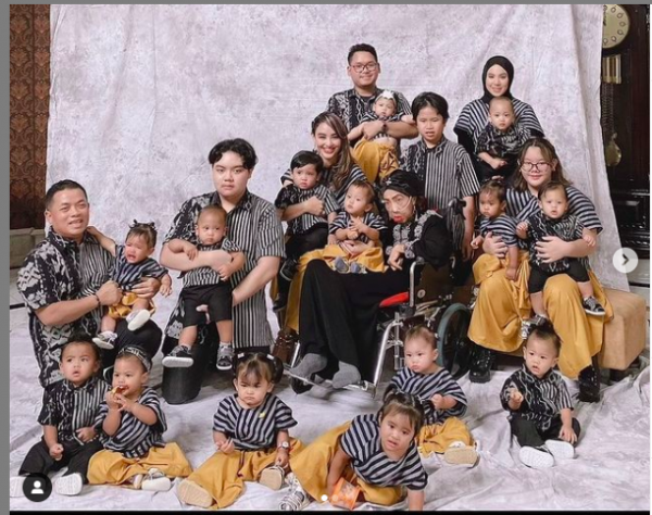 Crazy Rich Monica Soraya bersama keluarga besarnya. (foto: instagram) 