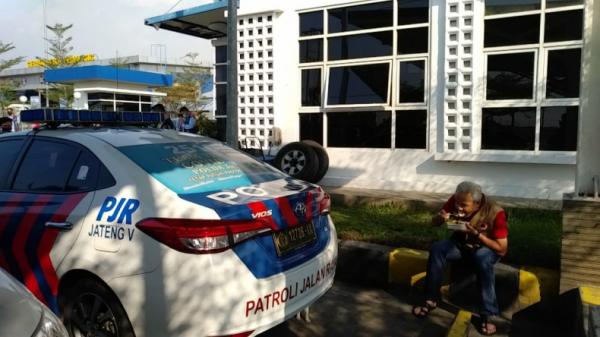 Gubernur Jawa Tengah Ganjar Pranowo saat makan siang di parkiran mobil PJR, Pemalang, Jawa Tengah (Taufik Budi/MNC Portal)