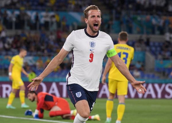 Harry Kane benar-benar menunjukkan kelasnya sebagai striker top di laga perempat final Euro 2020 antara Inggris vs Ukraina. (foto: Reuters)