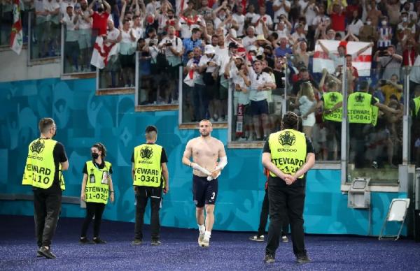 Luke Shaw bagikan jerseynya ke penonton yang ada di sudut Stadion Olimpico Roma (foto:The Sun)